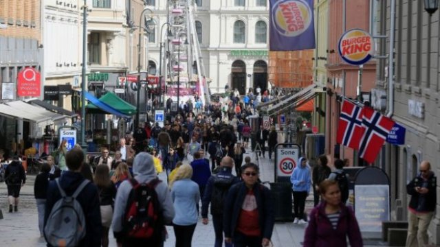 <p>
	Заради спада на цените на петрола индустрията съкрати около 50 хил. работни места. Тенденцията за увеличаване на социалните плащания се засилва дори в по-богатите райони на страната. <em>Снимка: Архив Ройтерс</em></p>
