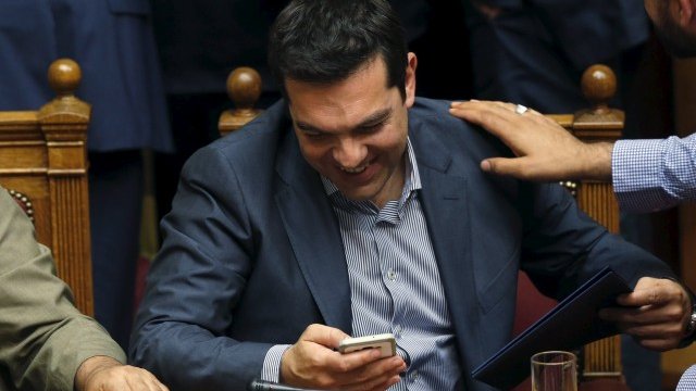 <p>
	Ципрас приема поздравления в парламента. <em>Снимка: Ройтерс</em></p>
