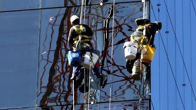 <p>
	Без професионална квалификация ще се търсят хора за продавачи, работници в селското стопанство, добивната промишленост и строителството. <em>Снимка: Ройтерс</em></p>
