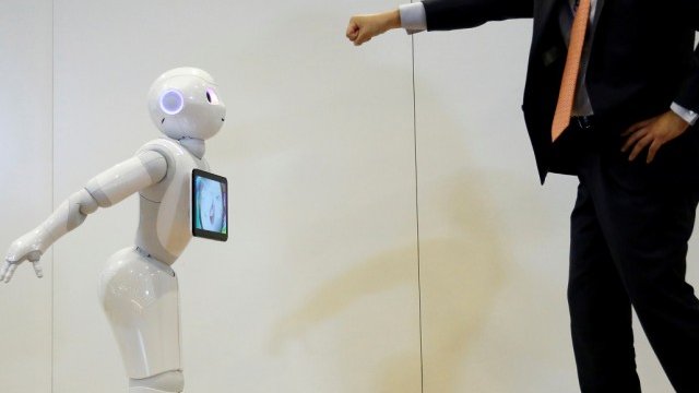 <p>
	Роботът Pepper <em>Снимка: архив Ройтерс</em></p>
