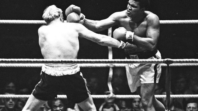 <p style="text-align: justify;">
	Мохамед Али. <em>Снимка: архив, Ройтерс</em></p>
