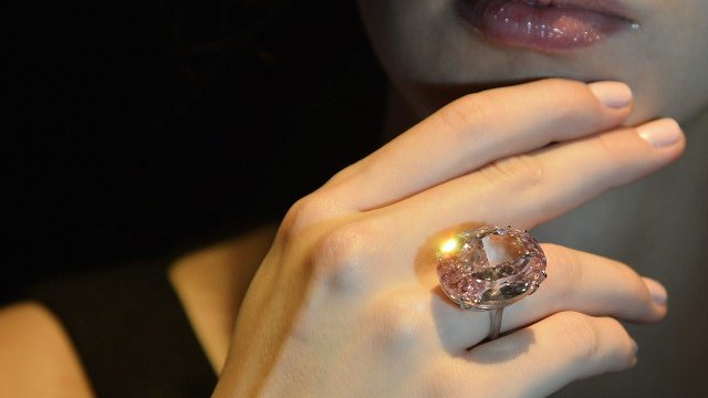 <p>
	За първи път розовият камък бе показан на обществено място от Хелена Кристенсен в Монако през 2003 г. <em>Снимка: Ройтерс</em></p>
