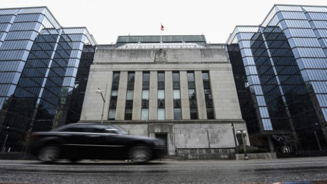 <p>
	Сградата на Канадската централна банка в Отава. <em>Снимка:&nbsp;David Kawai/Bloomberg</em></p>

