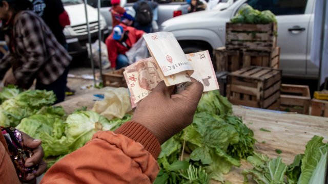 Купувач купува хранителни продукти на пазар, организиран от Съюза на народните икономически работници (UTEP) пред сградата на Националния конгрес в Буенос Айрес, Аржентина, в четвъртък, 14 юли 2022 г. Потребителските цени в страната се повишиха с най-бързия темп от повече от три десетилетия през юни, като се очаква по-лошо развитие след оставката на министъра на икономиката Мартин Гусман. Снимка: Anita Pouchard Serra/Bloomberg