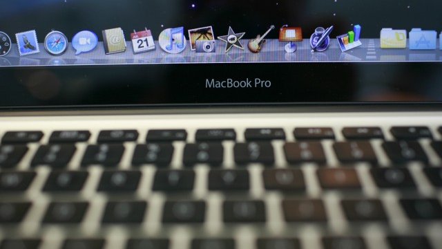 <p>
	Macbook Pro ще мине на диета.<em>&nbsp;Снимка: Ройтерс</em></p>
