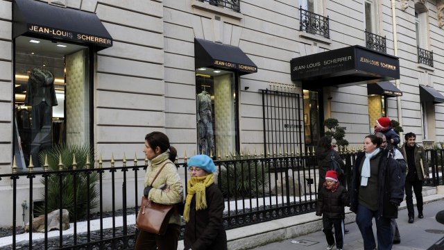 <p>
	Фирменият магазин на Jean-Louis Scherrer на Шанз-Елизе.<em> Снимка: Ройтерс</em></p>
