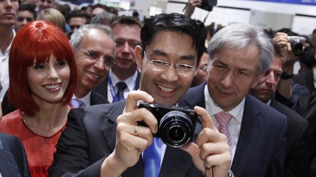 <p>
	Германският икономически министър Филип Рьослер тества апарат на компанията. <em>Снимка: Ройтерс</em></p>
