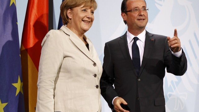 Меркел и Оланд искат да направят всичко за оставането на Гърция в еврозоната