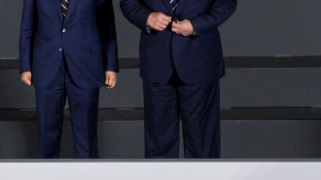 <p>
	Японският премиер Шиндзо Абе (вляво) и американският президент Доналд Тръмп (вдясно).&nbsp;<em>Снимка: Ройтерс</em></p>
