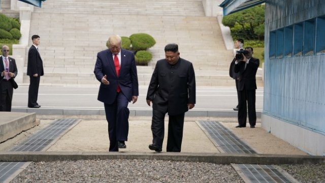 <p>
	<em>Първата стъпка на Доналд Тръмп в Северна Корея. Снимка: Ройтерс</em></p>
