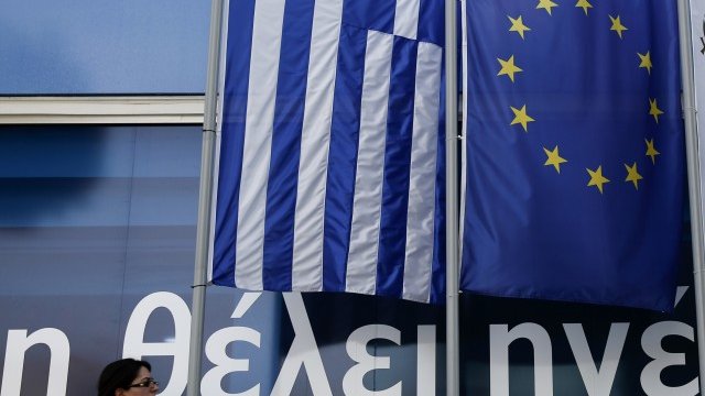 <p>
	Гърция започна да &quot;подстригва&quot; дълга си години, след като дълговата криза се разрази в страната. <em>Снимка: Ройтерс</em></p>
