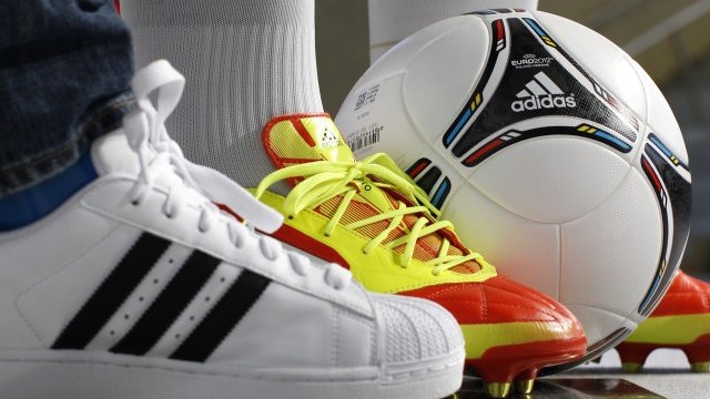 <p>
	На Adidas е и официалната топка на състезанието, както и екипите на съдиите и асистентите. <em>Снимка: Ройтерс</em></p>
