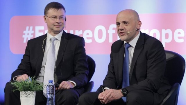 <p>
	Валдис Домбровскис и Томислав Дончев по време на дискусията. <em>Снимка: БТА</em></p>
