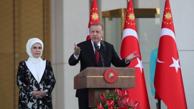 <p>
	Реджеп Ердоган със съпругата си Емине по време на речта му след встъпването в длъжност <em>Снимка: Ройтерс</em></p>
