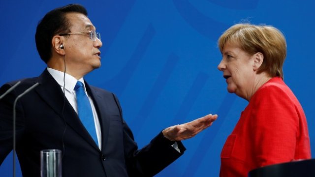 <p>
	Ли Къцян и Ангела Меркел по време на съвместната си пресконференция<em> Снимка: Ройтерс</em></p>
