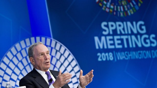 <p>
	Майкъл Блумбърг, основател на Bloomberg LP, говори по време на дискусия на пролетната среща на Международния валутен фонд (МВФ) и Световната банка във Вашингтон на &nbsp;19 април 2018 г. &nbsp;<em>Снимка:&nbsp;Andrew Harrer/Bloomberg</em></p>
