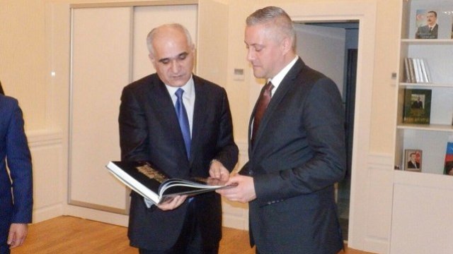 <p>
	Божидар Лукарски се срещна с президента на AZPROMO Руфат Мамадов (вляво). Снимка: <em>Министерство на икономиката</em></p>
