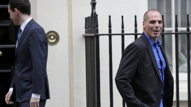 <p>
	Озбърн и гръцкият му колега Янис Варуфакис гледат в различни посоки. <em>Снимка: Ройтерс</em></p>
