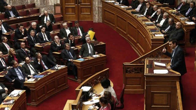 <p>
	Ципрас преди вота в гръцкия парламент. <em>Снимка: Ройтерс</em></p>
