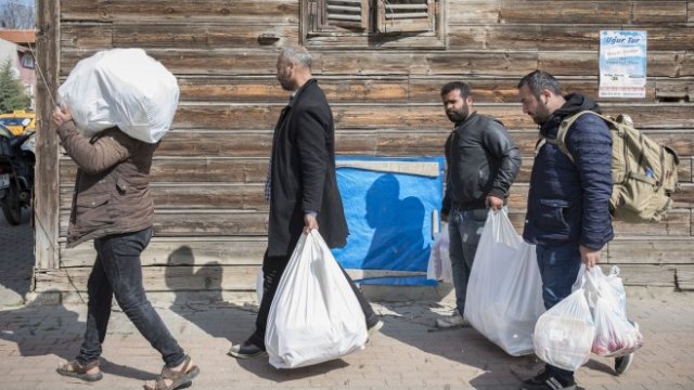 <p>
	Сирийски бежанци до границата на Турция с Гърция. <em>Снимка: Kerem Uzel/Bloomberg</em></p>
