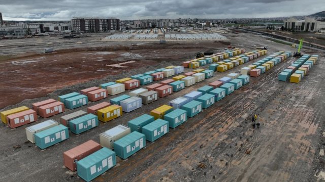 Контейнери за временно настаняване на пострадалите от земетресението в Адияман, Турция. Снимка: Lokman Akkaya/Anadolu Agency via Getty Images