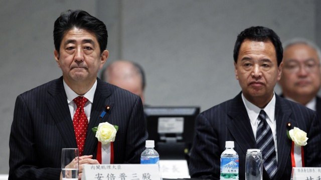 <p>
	Премиерът Шиндзо Абе и икономическият министър Акира Амари. <em>Снимка: Ройтерс</em></p>
