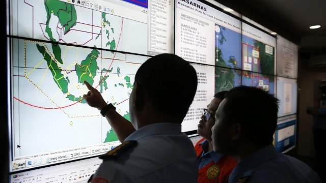 <p>
	Издирването на изчезналия самолет продължава. <em>Снимка: Ройтерс</em></p>
