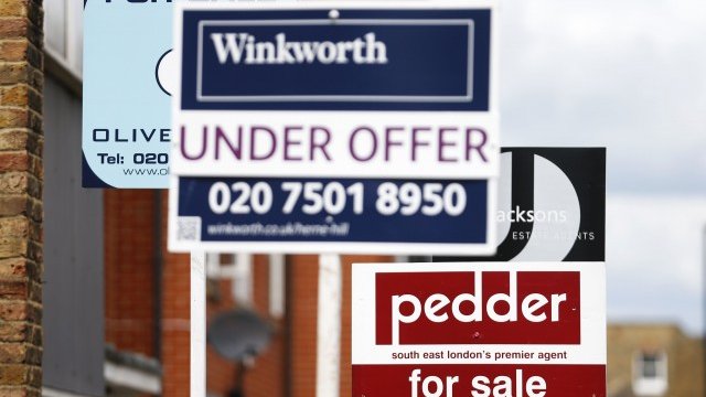 <p>
	Цените на жилищата на британския пазар забавят покачването си от средата на годината. <em>Снимка: архив, Ройтерс</em></p>
