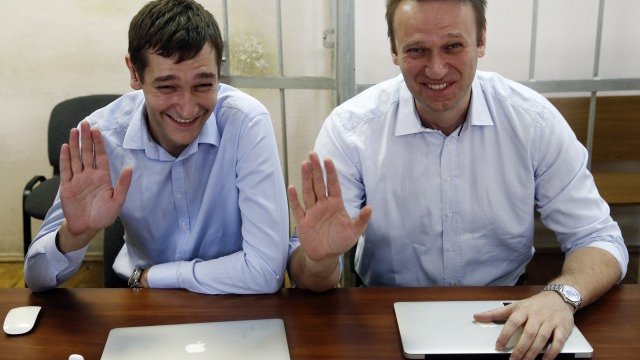 <p>
	Руският опозиционен лидер и анти-корупционен блогър Алексей Навални (дясно) и брат му Олег по време на процеса срещу тях. <em>Снимка: Ройтерс</em></p>
