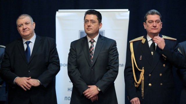<p>
	Вътрешният министър Пламен Узунов (в средата) на церемонията &quot;Пожарникар на годината &ndash; 2016&quot;, главният секретар на МВР Георги Костов (л) и директорът на ГД Пожарна безопасност Николай Николов (д). София, 30 януари 2017 г. <em>Снимка: БТА</em></p>
