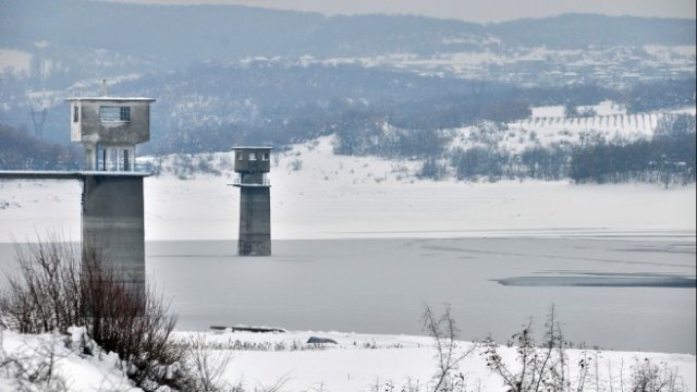 <p>
	Най-големият язовир в Хасковска област &quot;Тракиец&quot; замръзна почти напълно, 30 януари 2017 г. <em>Снимка: БТА</em></p>

