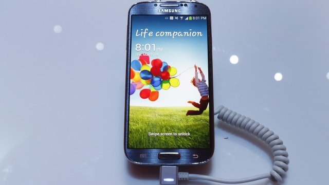 <p>
	Смартфонът Galaxy S4. <em>Снимка: Архив Ройтерс</em></p>
