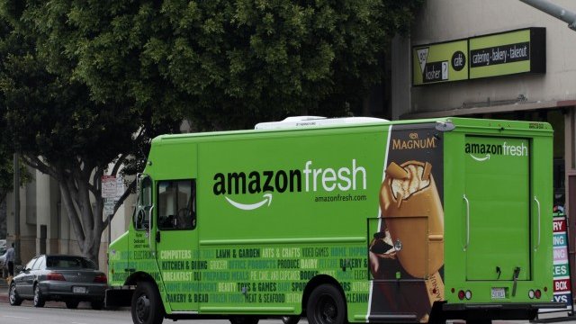 <p>
	През юни концернът стартира в САЩ новата си узлуга Amazon Fresh - за доставки на свежи продукти. <em>Снимка: Ройтерс</em></p>
