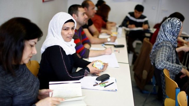 <p>
	Обучение на бежанци в Берлин. <em>Снимка: Архив Ройтерс</em></p>

