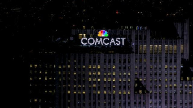 <p>
	Логaтa на NBC и Comcast на Rockefeller Plaza 30, по-рано известнa като &quot;сградата на GE&quot;, в центъра на Манхатън в Ню Йорк.&nbsp;<em>Снимка: Ройтерс</em></p>
