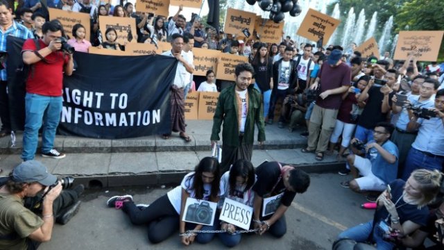 <p>
	Демонстрация в подкрепа на арестуваните в Мианмар журналисти на Ройтерс. <em>Снимка: Архив Ройтерс</em></p>
