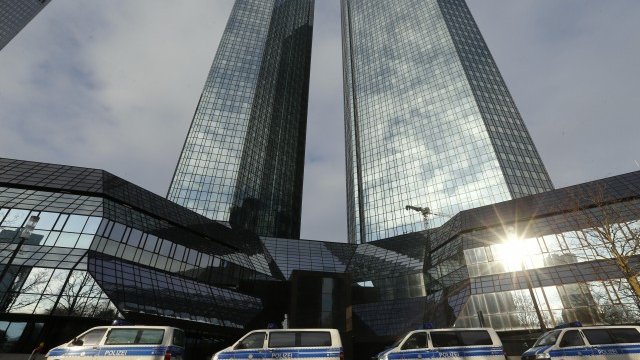 <p>
	Проблемите на Deutsche Bank&nbsp;с правосъдието може да й стоварят разходи за 2,5 млрд. евро. <em>Снимка: Архив Ройтерс</em></p>

