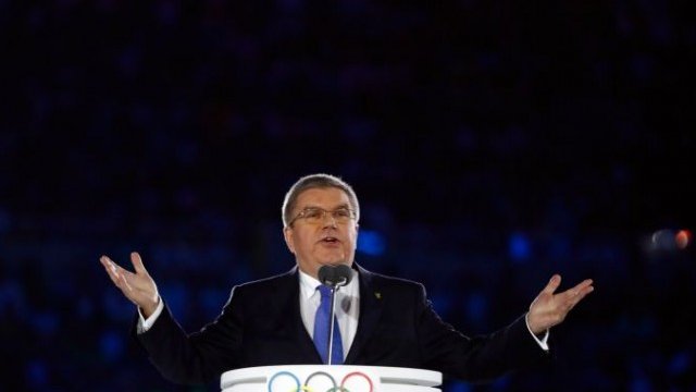 <p>
	Президентът на Международния олимпийски комитет Томас Бек изнася реч на церемонията по откриването на игрите. <em>Снимка: Ройтерс</em></p>
