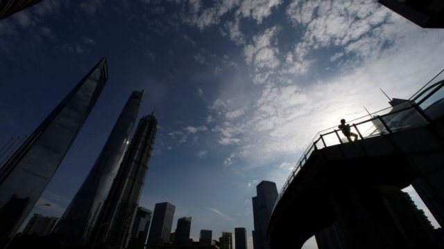 <p>
	Шанхай се наложи като международен финансов център благодарение на възхода на международните позиции на Китай. <em>Снимка: архив, Ройтерс</em></p>
