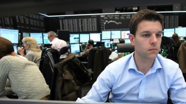 <p>
	Трейдър на пода във Франкфурт.&nbsp;<em>Снимка: Hannelore Foerster/Bloomberg *** Local Caption *** Allan Klein</em></p>
