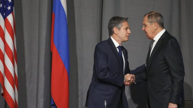 <p>
	Една от последните срещи между Блинкен (вляво) и Лавров - през декември. <em>Снимка: EPA/RUSSIAN FOREIGN MINISTRY PRESS SERVICE</em></p>
