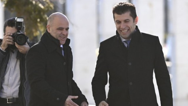 Има ли риск в ходовете на Кирил Петков в подобряване на отношенията със Скопие?