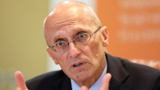 <p>
	&nbsp;Андреа Енриа, председател на Европейския банков орган. <em>Снимка: Архив Ройтерс</em></p>
