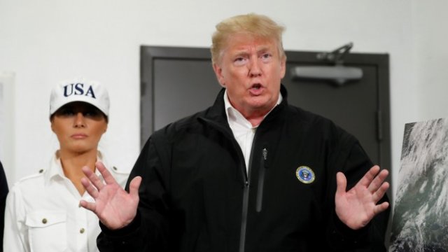 <p>
	Тръмп по време на изявата си в щата Джорджия след преминаването на урагана Майкъл. Снимка: Ройтерс</p>
