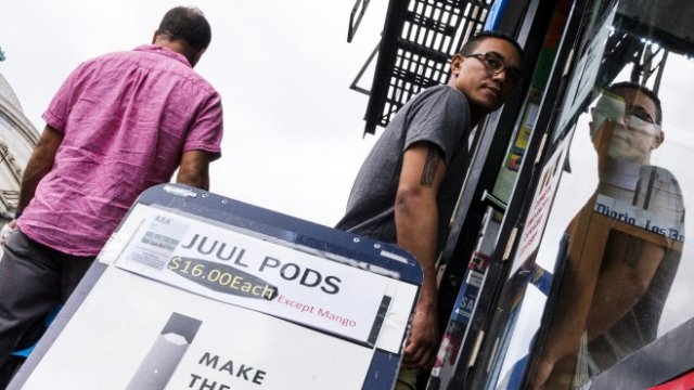 <p>
	Е-цигарите са особено популярни сред младежите. <em>Снимка: EPA/JUSTIN LANE</em></p>
