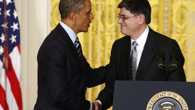 <p>
	Президентът на САЩ Барак Обама поздравява номинирания за финансов министър Джак Лю.<em> Снимка: Ройтерс</em></p>
