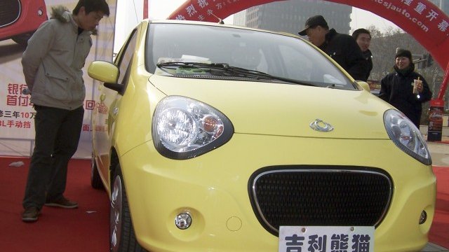 <p>
	Посетители разглеждат автомобил Geely Panda на изложение в Нандзин. <em>Снимка: Архив Ройтерс</em></p>
