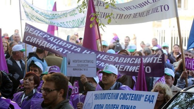 <p>
	Работници от &quot;Напоителни системи&quot; протестираха пред земеделското министерство. <em>Снимка: БТА</em></p>
