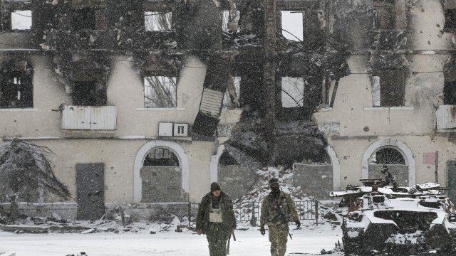 <p>
	Бойци от проруските части патрулират в град Вухлехирс, на 10 км от Дебалцово. &nbsp;<em>Снимка: Ройтерс</em></p>
