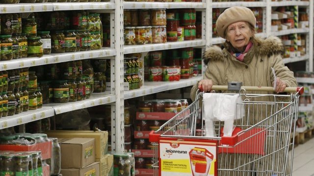 <p>
	Икономиката на Русия преживява дълбоки проблеми. <em>Снимка: Ройтерс</em></p>
